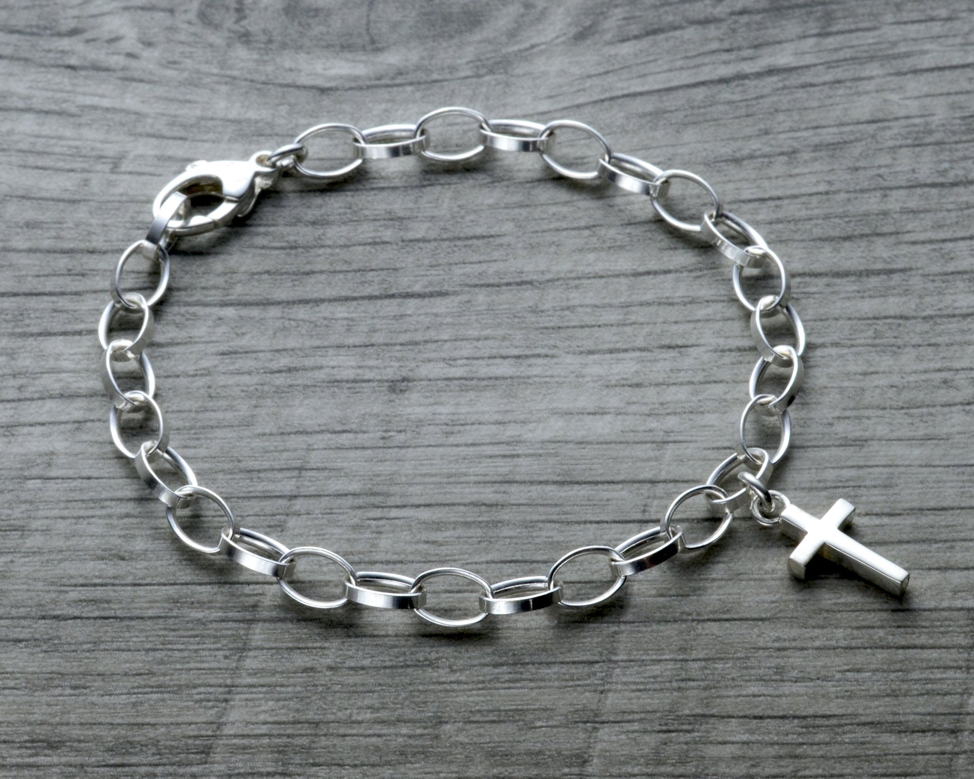 Cross charm bracelet in sterling silver with clasp