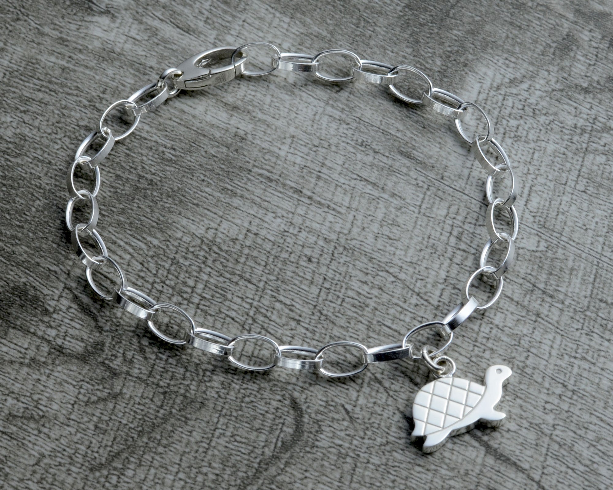 Turtle charm bracelet in sterling silver with clasp